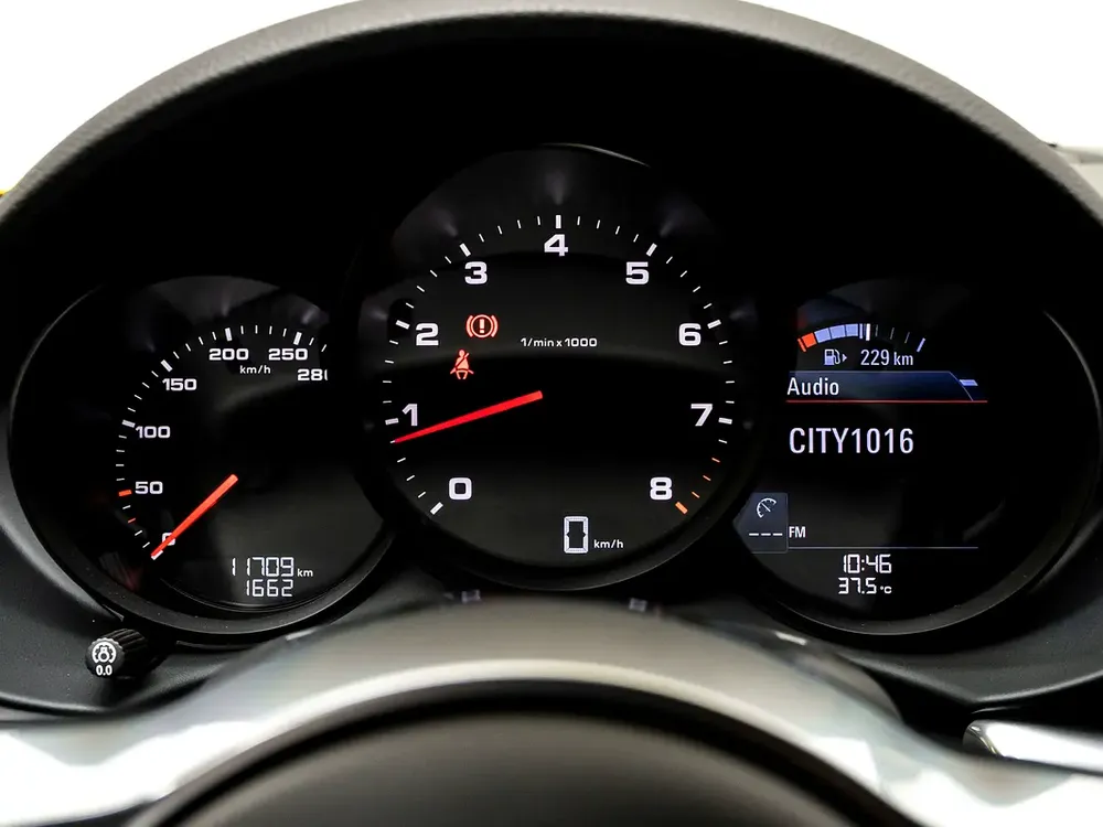 2024 Porsche Cayman, 2026 Porsche Warranty, Low KMs, GCC - Image 13