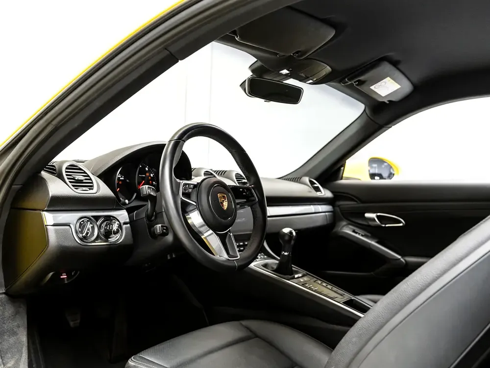 2024 Porsche Cayman, 2026 Porsche Warranty, Low KMs, GCC - Image 15
