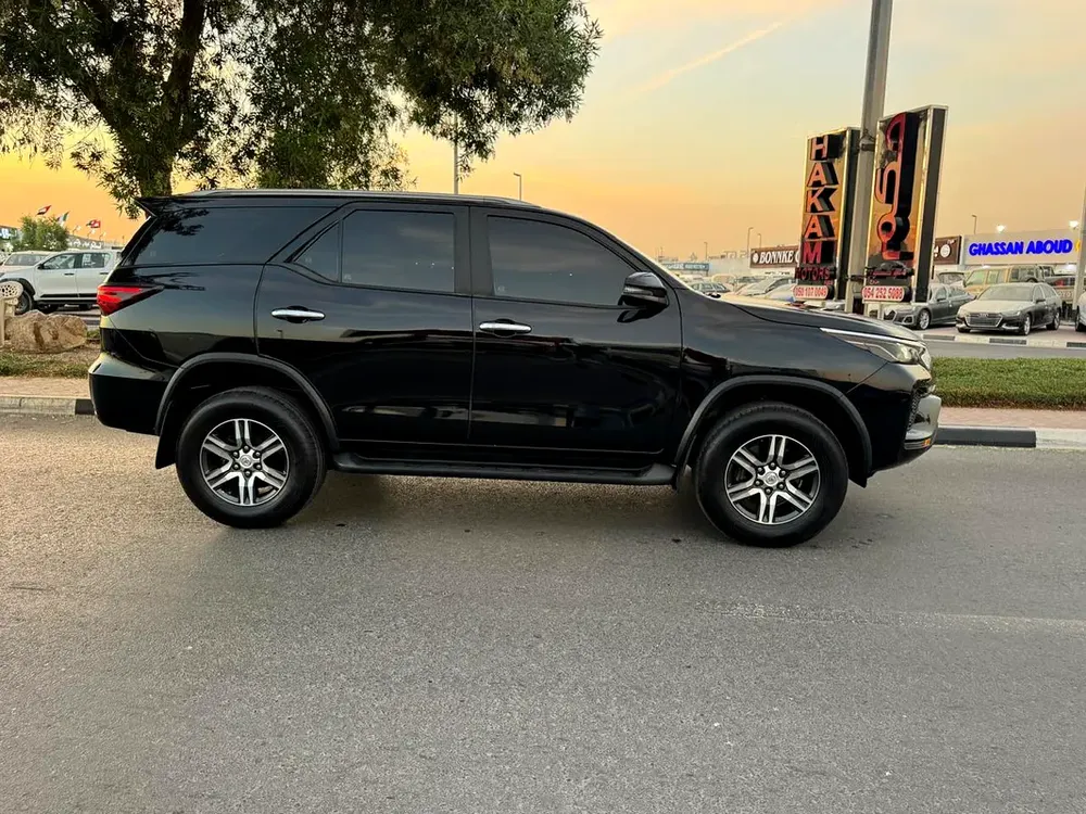 TOYOTA FORTUNER GXR V6/ 4WD 2022 – GCC Specs Excellent Condition- - Image 4