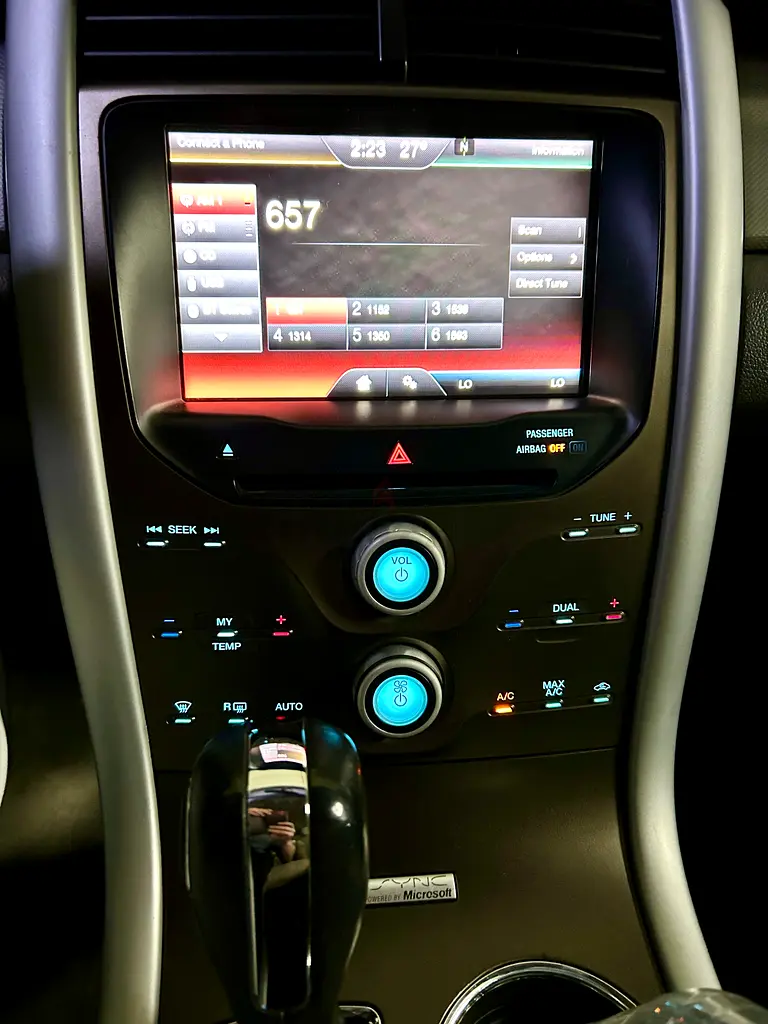 2014 Ford Edge SEL-AWD-immaculate condition inside and out-full service-100% Everything! - Image 15