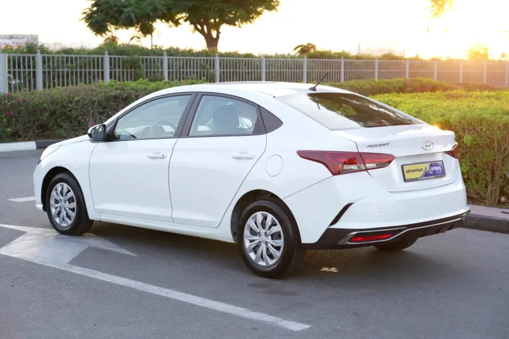 HYUNDAI ACCENT 2022 GCC 91,000 KM WHITE - Image 4