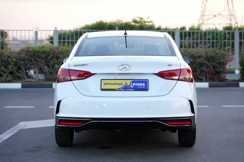 HYUNDAI ACCENT 2022 GCC 91,000 KM WHITE - Image 6
