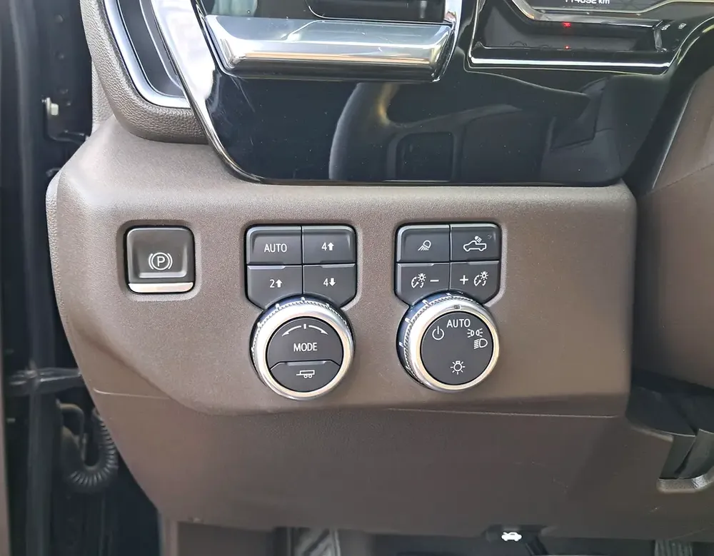 GMC Sierra SLE 5.3L Gcc Specs Single Owner 100% Original Paint Accident Free Very Well Maintained - Image 19