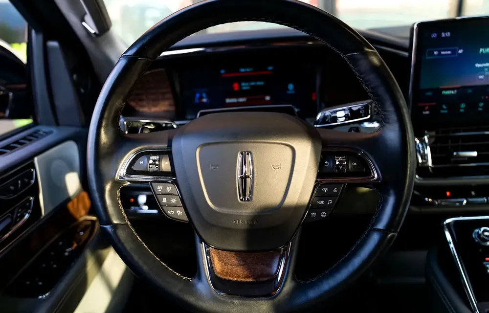 2024 Lincoln Navigator Presidential, Lincoln Warranty + Service Pack, Very Low Kms, 7-Seater, GCC - Image 10
