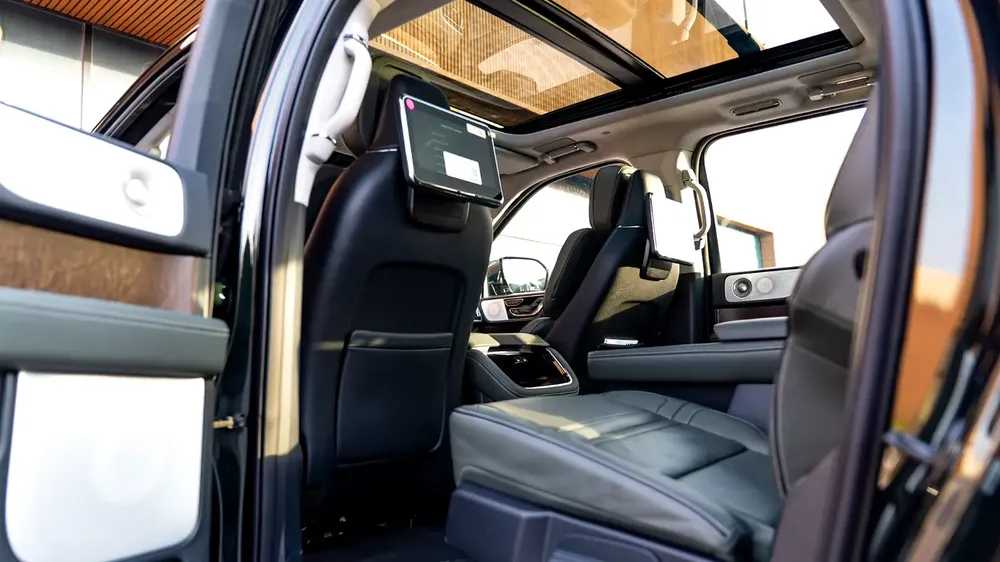 2024 Lincoln Navigator Presidential, Lincoln Warranty + Service Pack, Very Low Kms, 7-Seater, GCC - Image 16