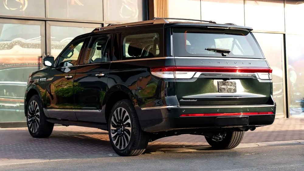 2024 Lincoln Navigator Presidential, Lincoln Warranty + Service Pack, Very Low Kms, 7-Seater, GCC - Image 4