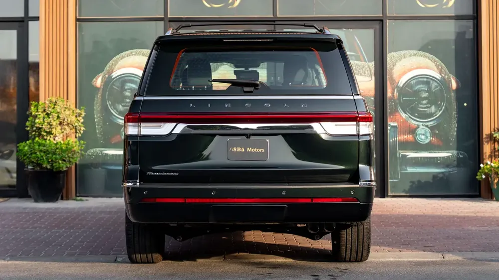 2024 Lincoln Navigator Presidential, Lincoln Warranty + Service Pack, Very Low Kms, 7-Seater, GCC - Image 5