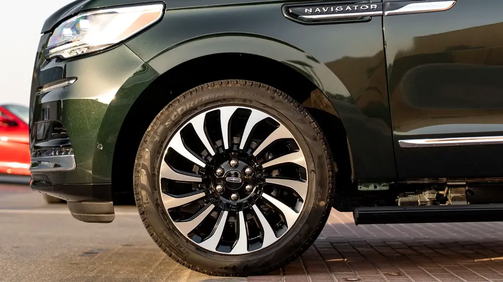 2024 Lincoln Navigator Presidential, Lincoln Warranty + Service Pack, Very Low Kms, 7-Seater, GCC - Image 6
