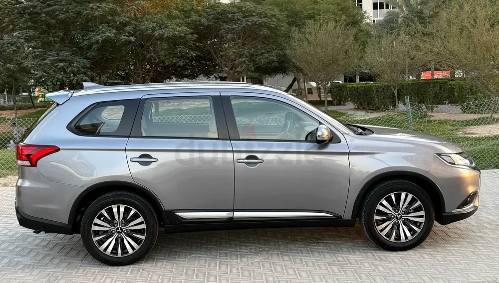 Mitsubishi Outlander GLX 2023,4X4/7 SEATER- GCC Specs - Like New! Low milage - Image 4