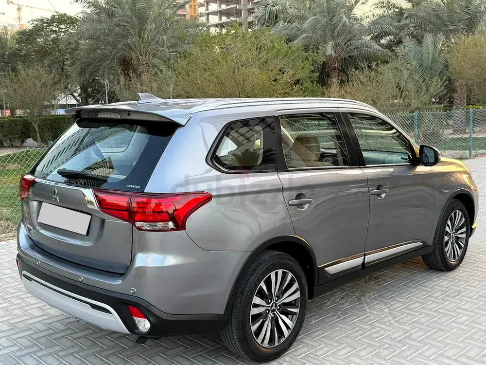Mitsubishi Outlander GLX 2023,4X4/7 SEATER- GCC Specs - Like New! Low milage - Image 6