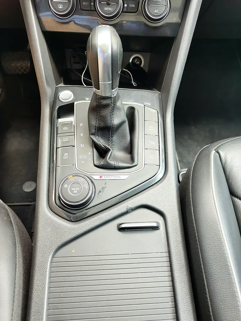 2017 VOLKSWAGEN TIGUAN - FULL OPTIONS - GCC SPECS - FULL SERVICE HISTORY - Image 11