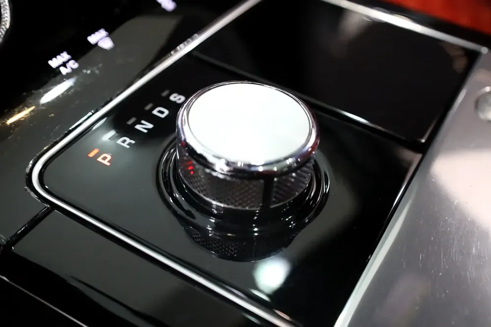 Range Rover Velar SV Autobiography, 2020, Rear-Seat Entertainment, Panoramic Roof, GCC Specs!! - Image 4