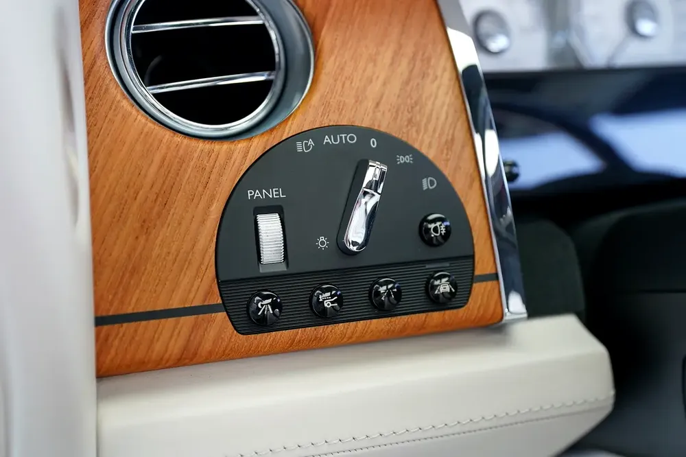 4 BUTTONS | BESPOKE AUDIO | GCC | WOOD TROM INTERIOR | DAWN | WARRANTY AVAILABLE - Image 6