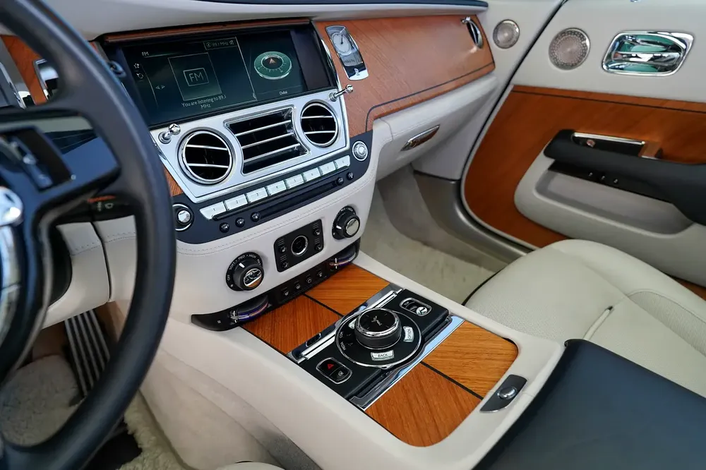 4 BUTTONS | BESPOKE AUDIO | GCC | WOOD TROM INTERIOR | DAWN | WARRANTY AVAILABLE - Image 9