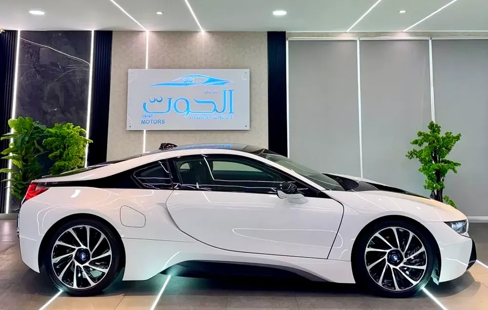 ELITE BMW I8 || GCC II FULLY LOADED || ACCIDENT FREE || VERY LOW MILEAGE || F.S.H BMW - Image 10