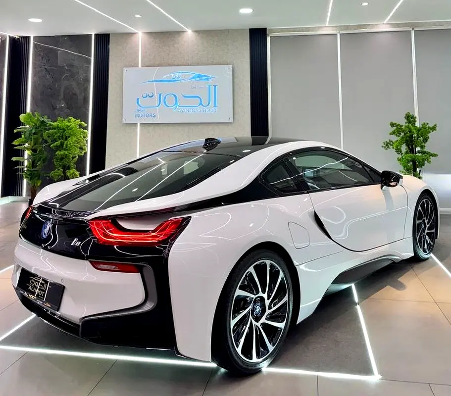 ELITE BMW I8 || GCC II FULLY LOADED || ACCIDENT FREE || VERY LOW MILEAGE || F.S.H BMW - Image 5