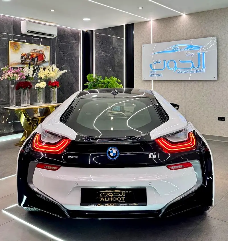 ELITE BMW I8 || GCC II FULLY LOADED || ACCIDENT FREE || VERY LOW MILEAGE || F.S.H BMW - Image 8