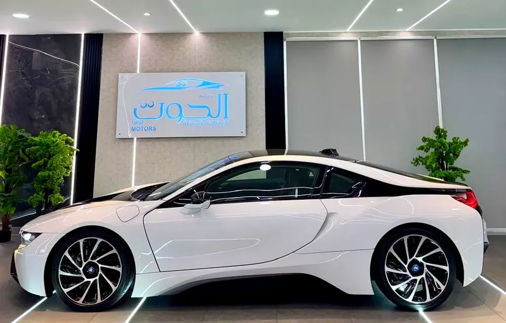 ELITE BMW I8 || GCC II FULLY LOADED || ACCIDENT FREE || VERY LOW MILEAGE || F.S.H BMW - Image 9