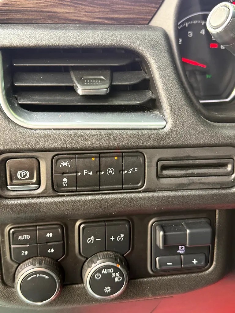 Chavy tahoe 2021  super clean - Image 7