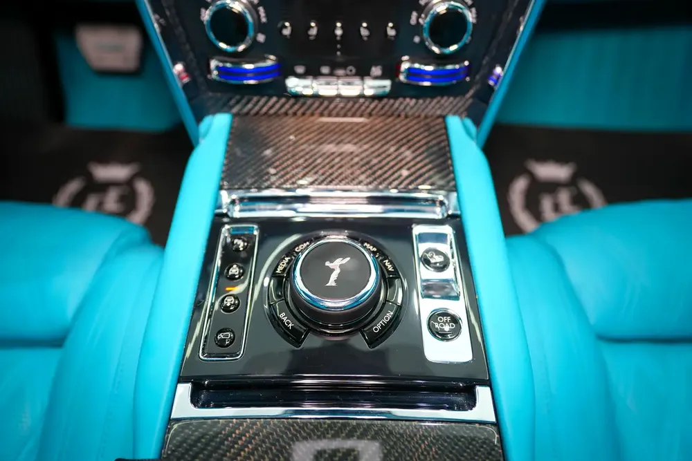 ROLLS ROYCE CULLINAN ORIGINAL MANSORY BLACK/BADGE 2019 FULL OPTION. IN EXCELLENT CONDITION - Image 9