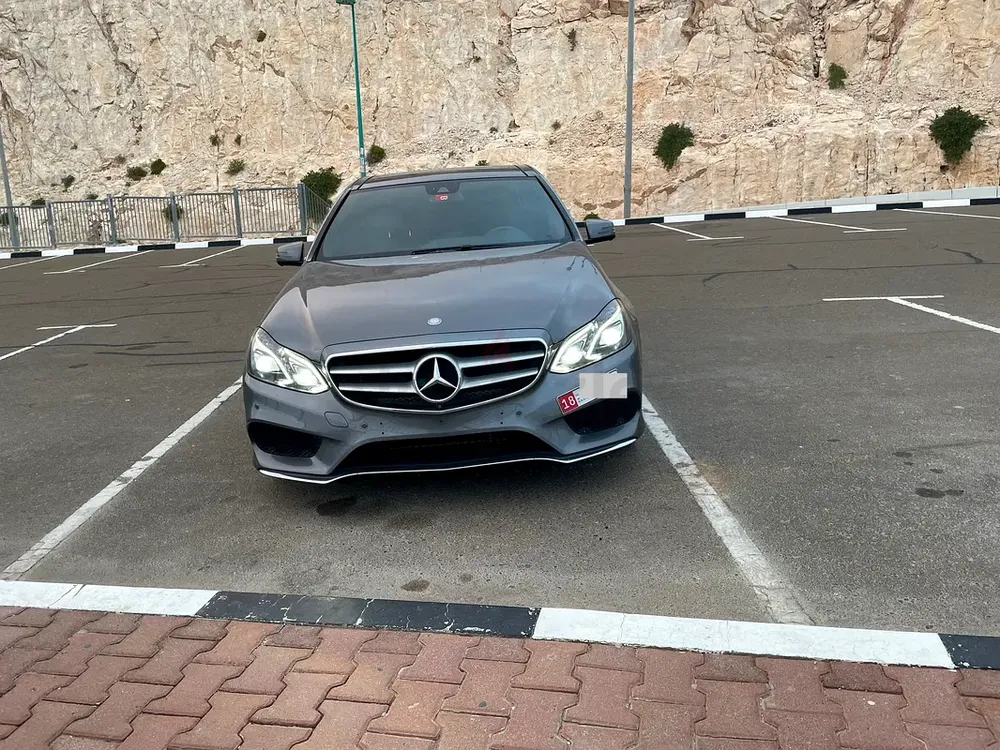 Mercedes-Benz E 300 2016 GCC Specs - Excellent Condition - Image 4
