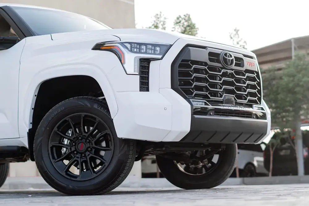 TOYOTA TUNDRA 2024 CRE WHITE - Image 5