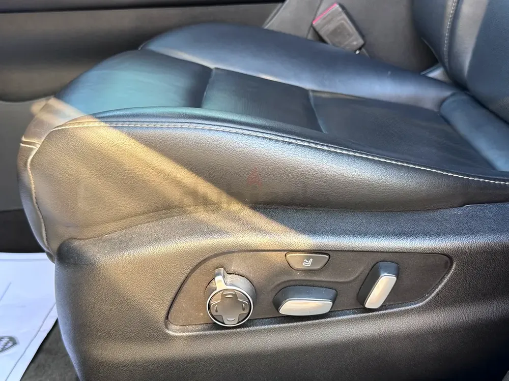 2020 Cadillac XT4 Premium Luxury - Lady Driven - Image 10