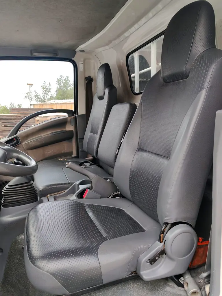 Isuzu N-SERIES NPR 2012 - GCC Specs - Reliable and Ready to Work - Image 10