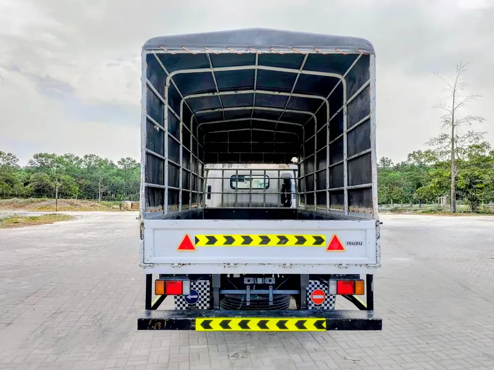 Isuzu N-SERIES NPR 2012 - GCC Specs - Reliable and Ready to Work - Image 11