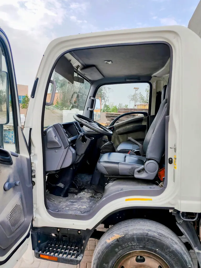 Isuzu N-SERIES NPR 2012 - GCC Specs - Reliable and Ready to Work - Image 13
