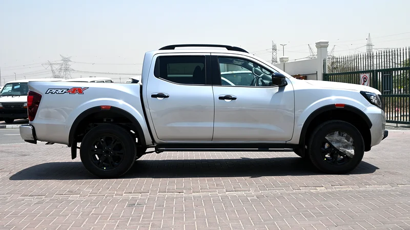 NISSAN NAVARA 2.5 DIESEL 2.5 PRO-4X 4X4 AT DOUBLE CABIN (2025-MODEL) - Image 7