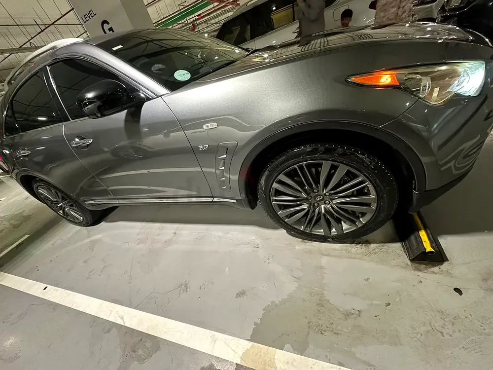 Infiniti QX70 Luxury Plus 2018 | GCC Specs | Pristine Condition - Image 9