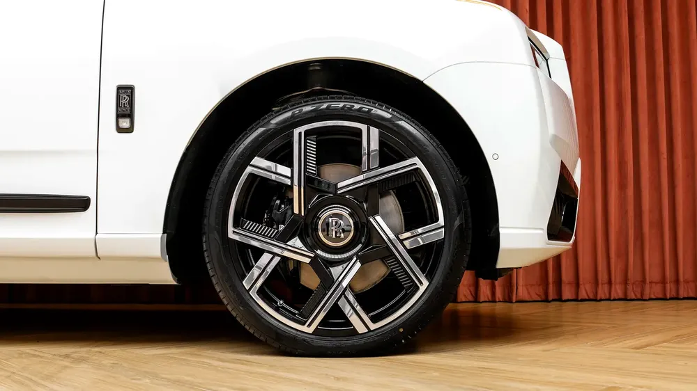 GCC SPEC | BLACK BADGE | UNDER SERVICE AND WARRANTY TILL 2030 | BRAND NEW | 0 KM | AMAZING SPEC - Image 6