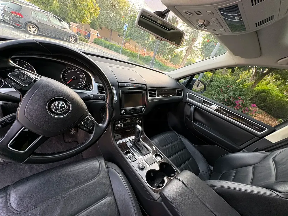 VW Touareg Full Option | GCC | Full Service History | Panorama - Image 11