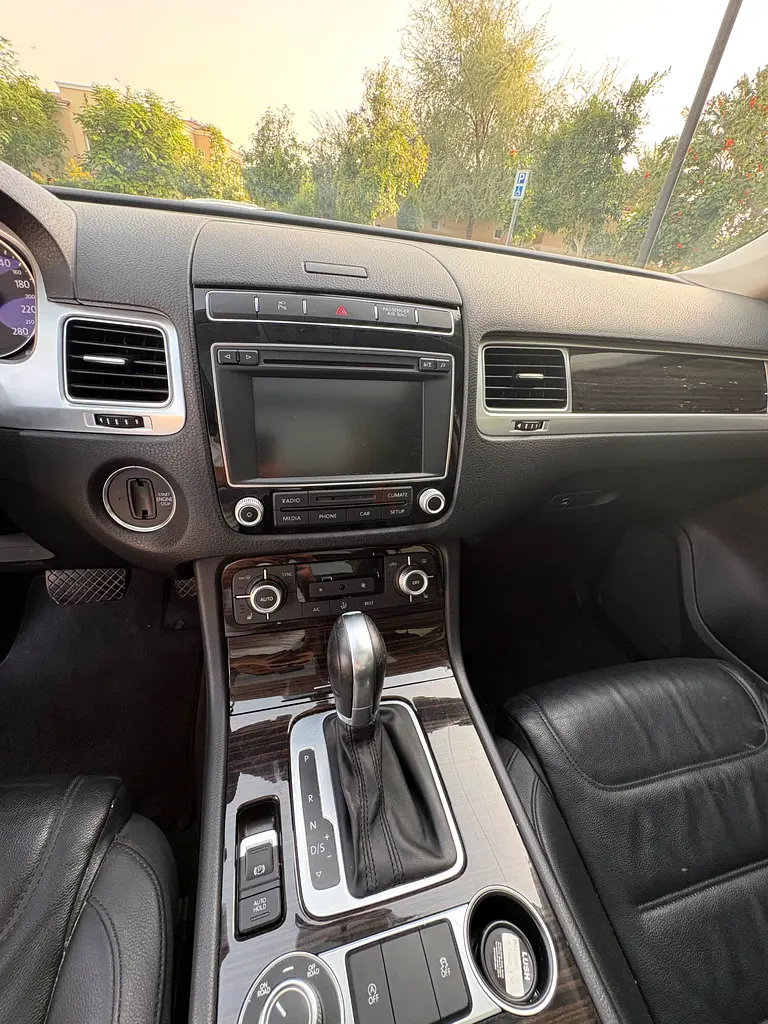 VW Touareg Full Option | GCC | Full Service History | Panorama - Image 12