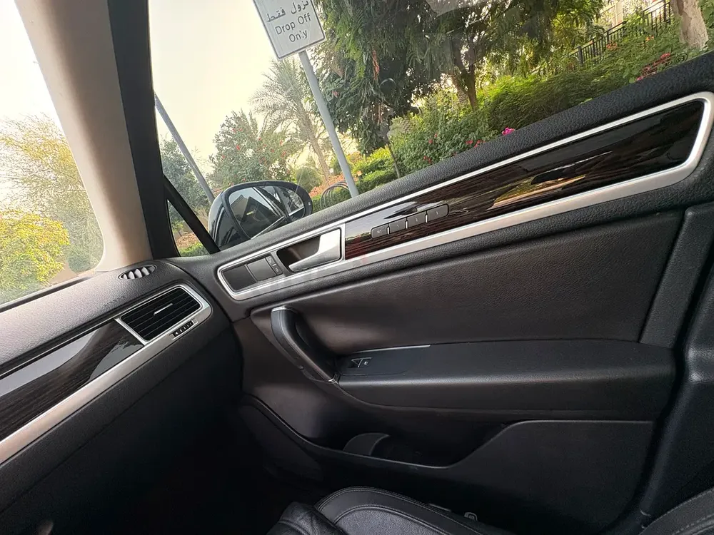 VW Touareg Full Option | GCC | Full Service History | Panorama - Image 17