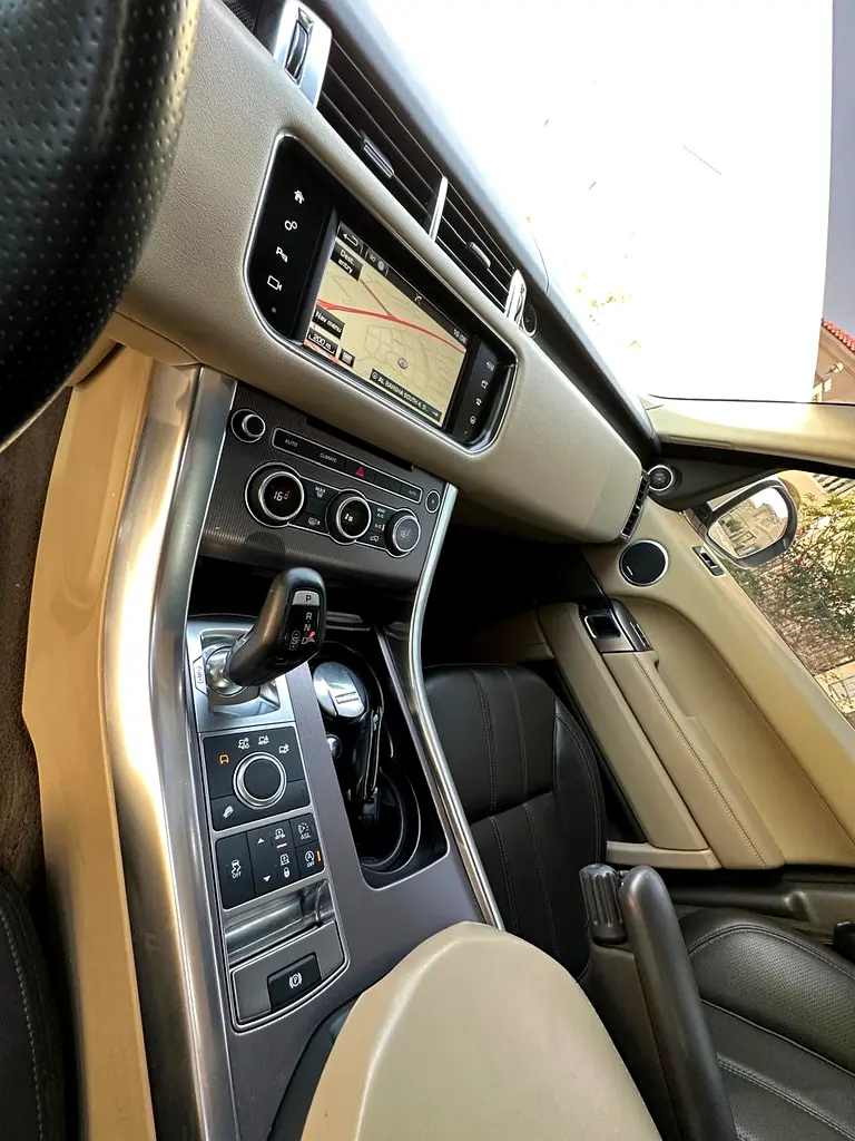 Range Rover Sport, V6, GCC, Service records, HSE, 2016, Very Clean - Image 14