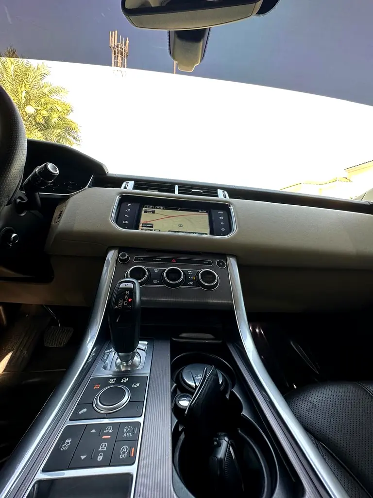 Range Rover Sport, V6, GCC, Service records, HSE, 2016, Very Clean - Image 17