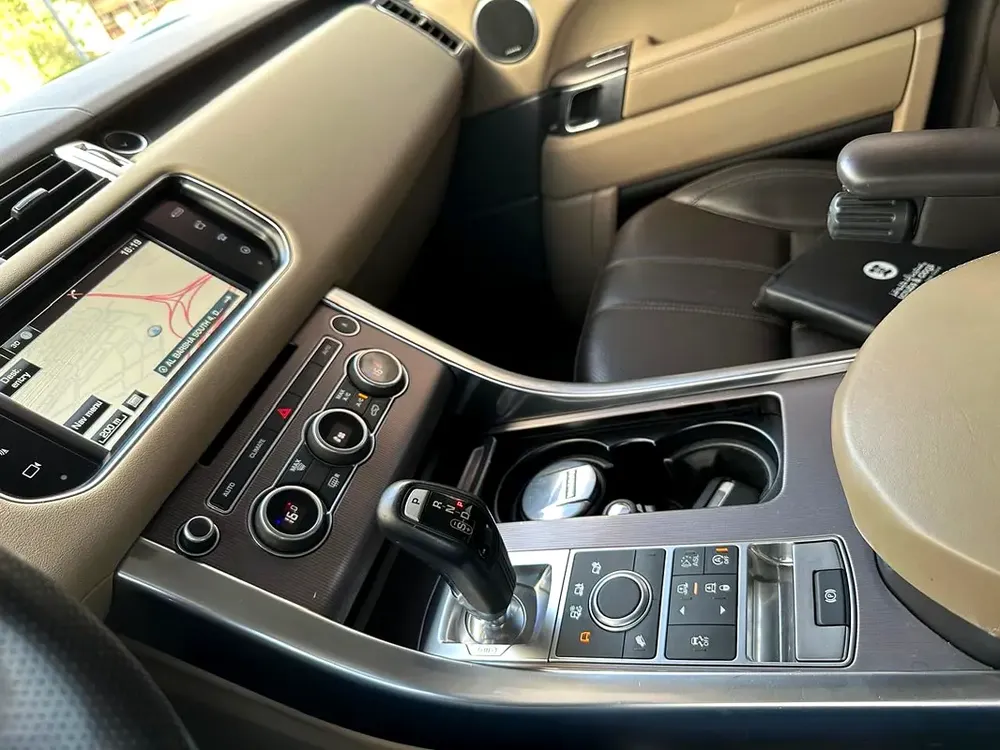 Range Rover Sport, V6, GCC, Service records, HSE, 2016, Very Clean - Image 5