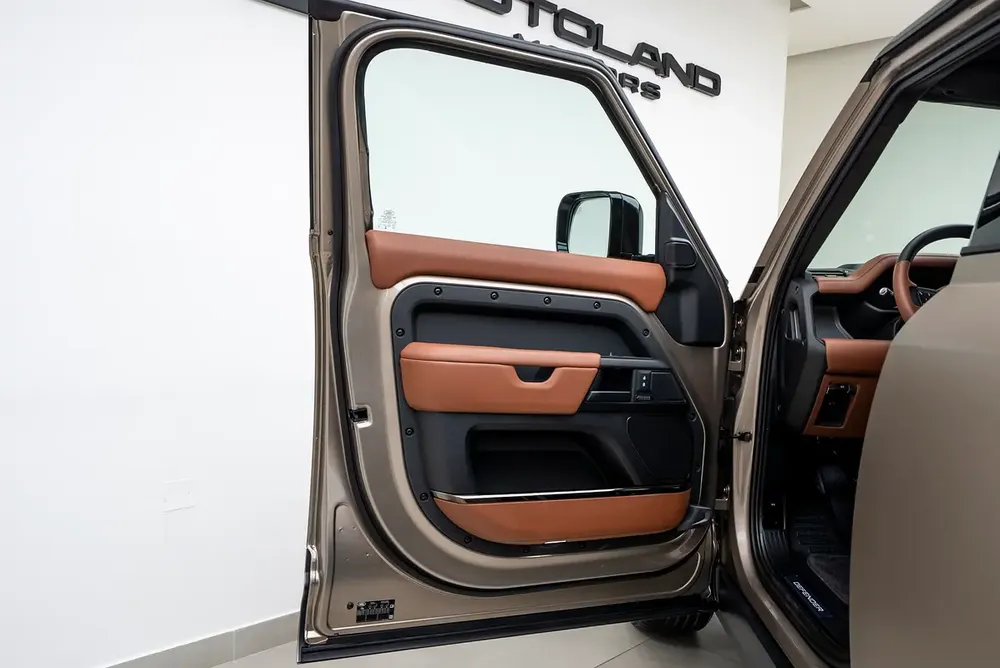 2025 LAND ROVER DEFENDER P635 OCTA | GCC 5 YEARS WARRANTY | 635 HP | HIGH SPEC | - Image 7