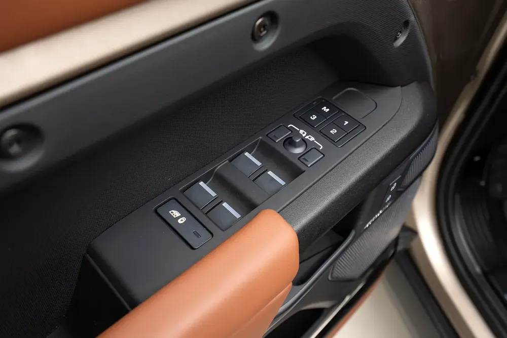 2025 LAND ROVER DEFENDER P635 OCTA | GCC 5 YEARS WARRANTY | 635 HP | HIGH SPEC | - Image 8