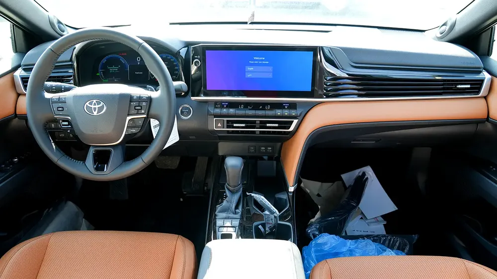 TOYOTA CAMRY LUMIER 2.5L HYBRID FULL OPTION MODEL 2025 - Image 8