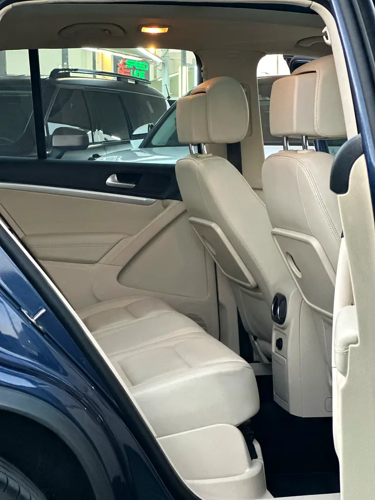 Volkswagen Tiguan Highline | TSI 4Motion | 2016 | GCC | 91,000 km | Blue / Beige | Single Owner - Image 11