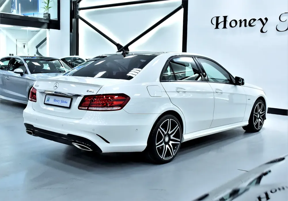 EXCELLENT DEAL for our Mercedes Benz E500 ( 2016 Model ) in White Color GCC Specs - Image 7