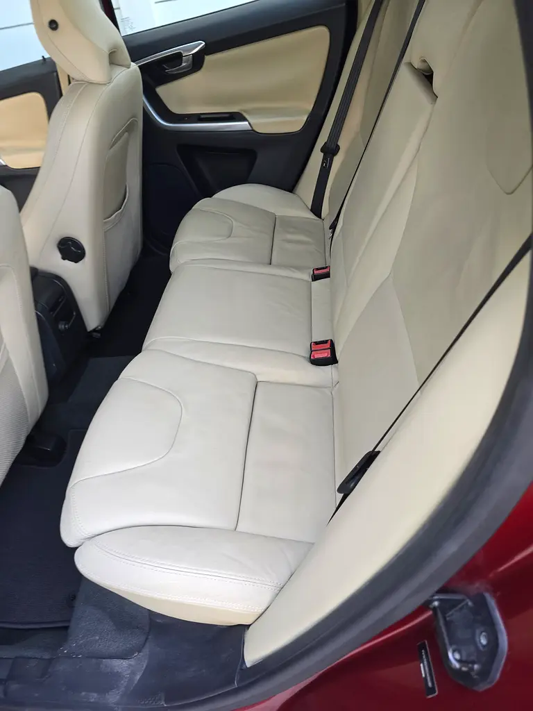 Volvo CX60 free accident first owner full service history original paint 2.0 - Image 15