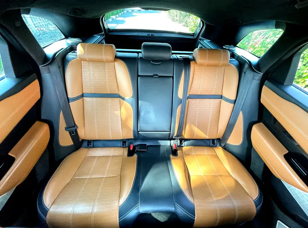UNLIMITED MILEAGE WARRANTY / R-DYNAMIC + CAMERA 360° + SUNROOF + APPLE CAR PLAY + SPORTS SEATS - Image 19