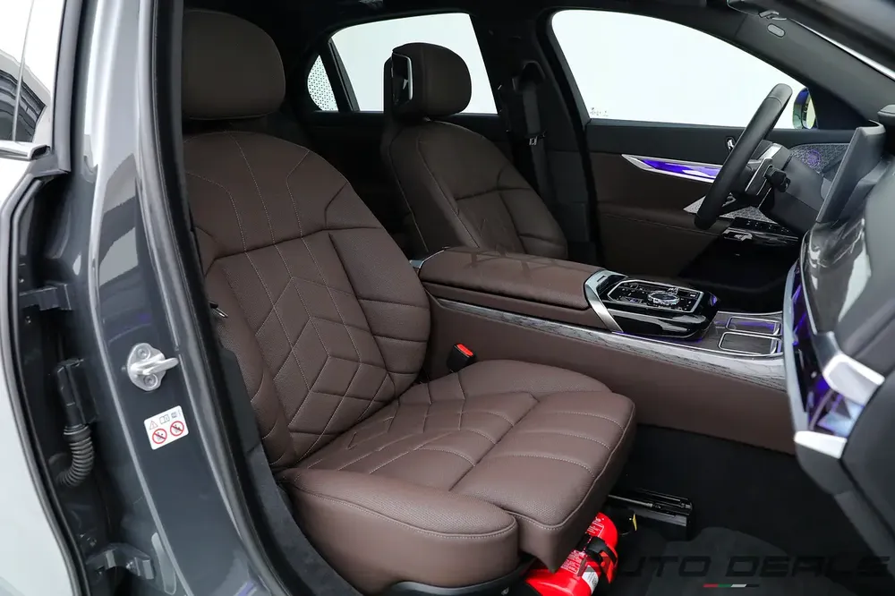 2023 BMW 740i M | GCC Specs | Under Warranty | Service Contract | Extremely Low Mileage | 3.0L i6 - Image 17