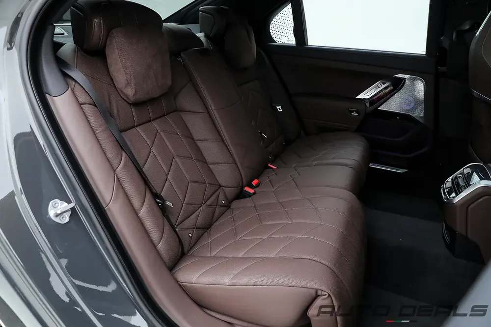 2023 BMW 740i M | GCC Specs | Under Warranty | Service Contract | Extremely Low Mileage | 3.0L i6 - Image 18