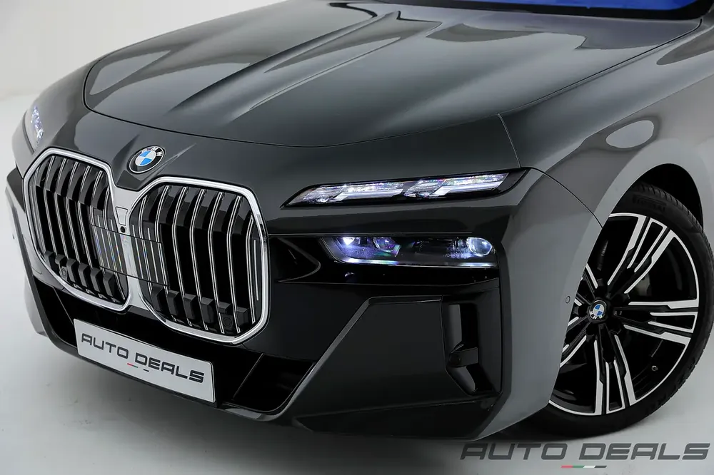 2023 BMW 740i M | GCC Specs | Under Warranty | Service Contract | Extremely Low Mileage | 3.0L i6 - Image 6