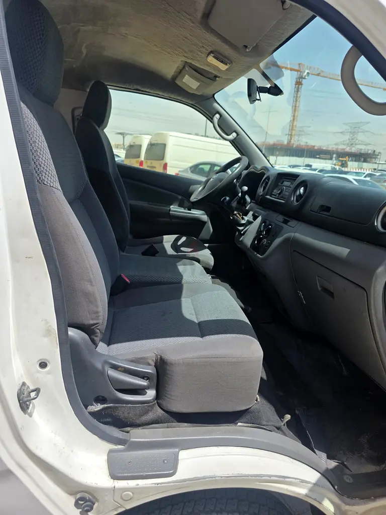 Nissan urvan 13 seater good condition - Image 10